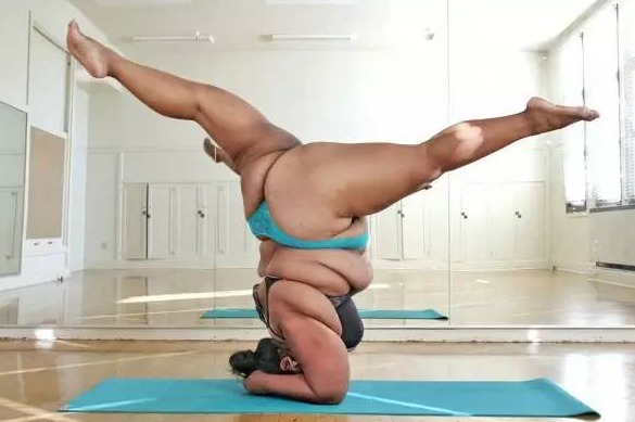 Sufre de sobrepeso pero tiene plasticidad para hacer yoga4