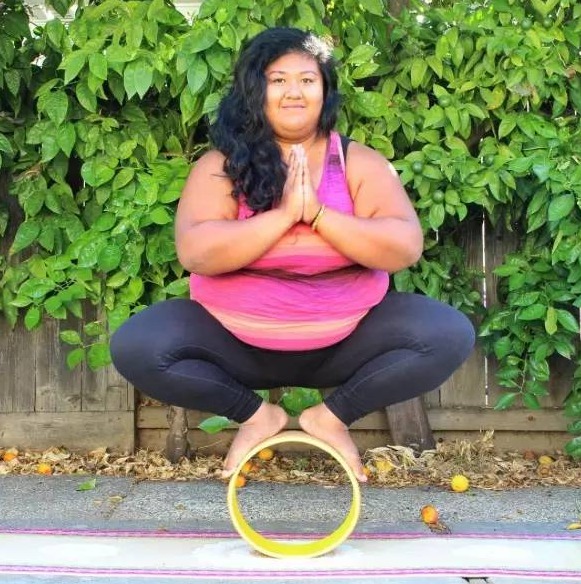 Sufre de sobrepeso pero tiene plasticidad para hacer yoga8