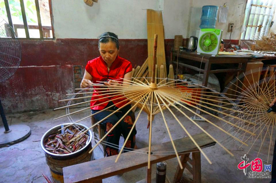 Enciclopedia de la cultura china: Paraguas de papel aceitado de Fenshui de Sichuan 8