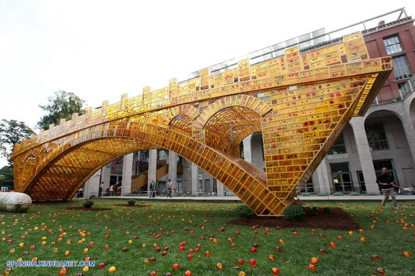 &apos;Puente dorado&apos; de artista chino brilla en Expo de Milán1