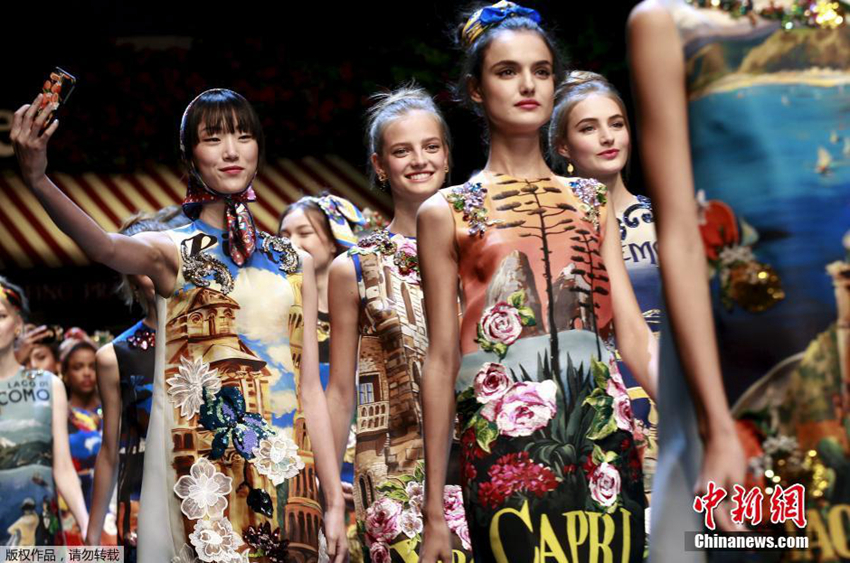 Las modelos toman selfies en Semana de la Moda de Milán 2