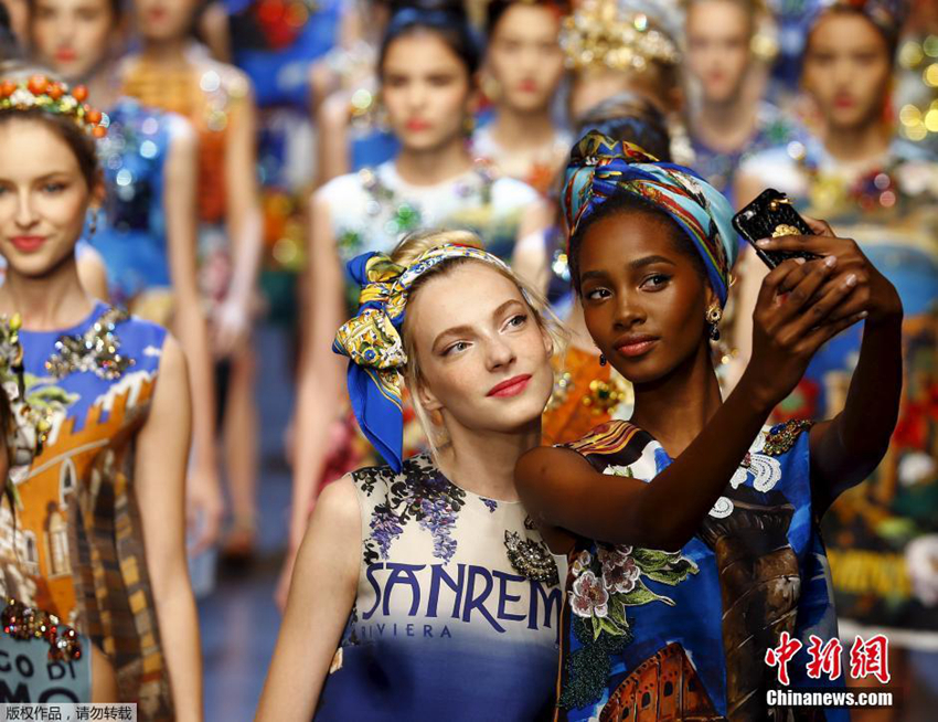 Las modelos toman selfies en Semana de la Moda de Milán 3