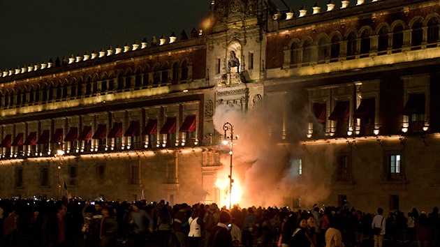 Atacan Palacio Nacional de México durante marcha conmemorativa1