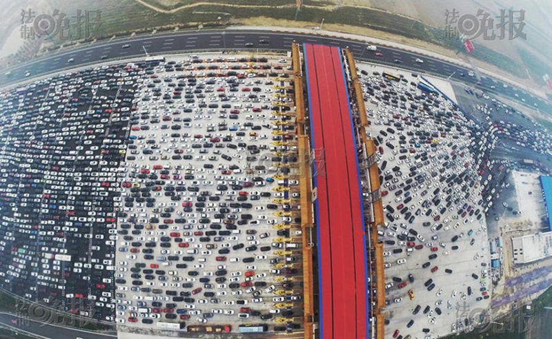 Denso tráfico convierte a las carreteras en gigantescos estacionamientos