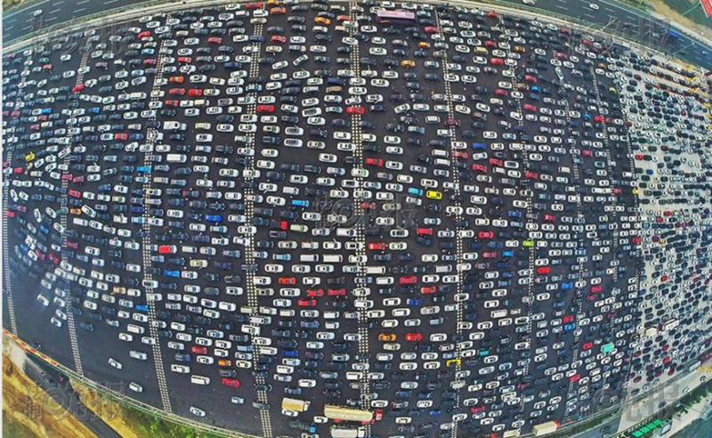Denso tráfico convierte a las carreteras en gigantescos estacionamientos