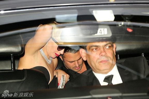 Lady Gaga y su prometido se besan calurosamente dentro del carro 