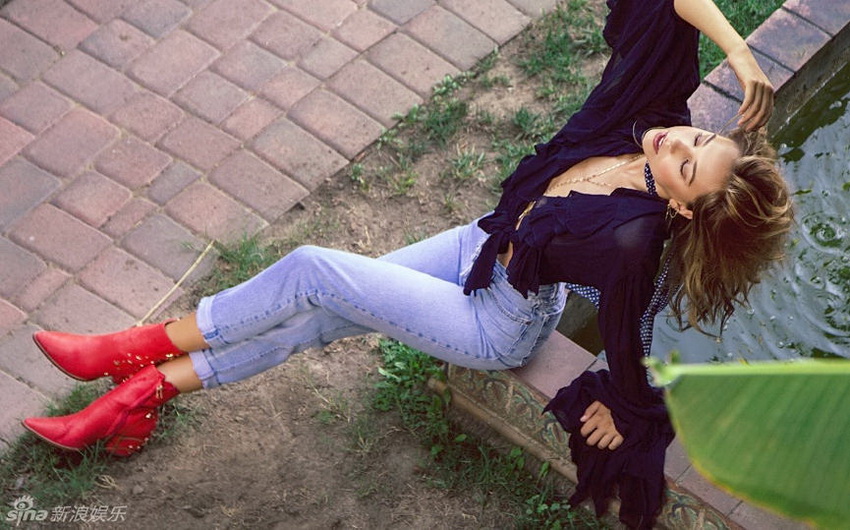 Modelo Alexis Ren se moja con agua y presenta su culo perfecto en fotos