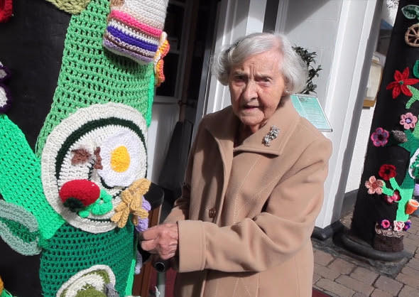 Una anciana de 104 años adorna su pueblo con tejidos 