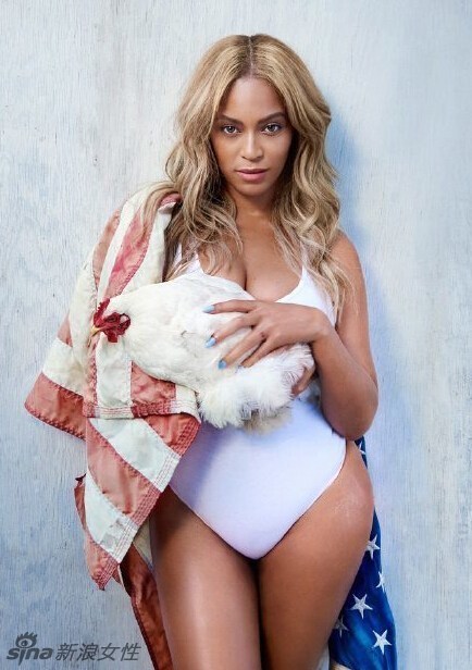 Beyonce posa con gallina en mano vestida de forma sexy y sensual