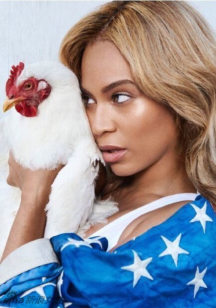 Beyonce posa con gallina en mano vestida de forma sexy y sensual