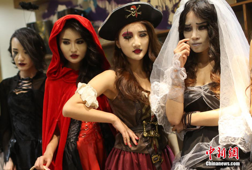 Juego vestir a chicas en Halloween3