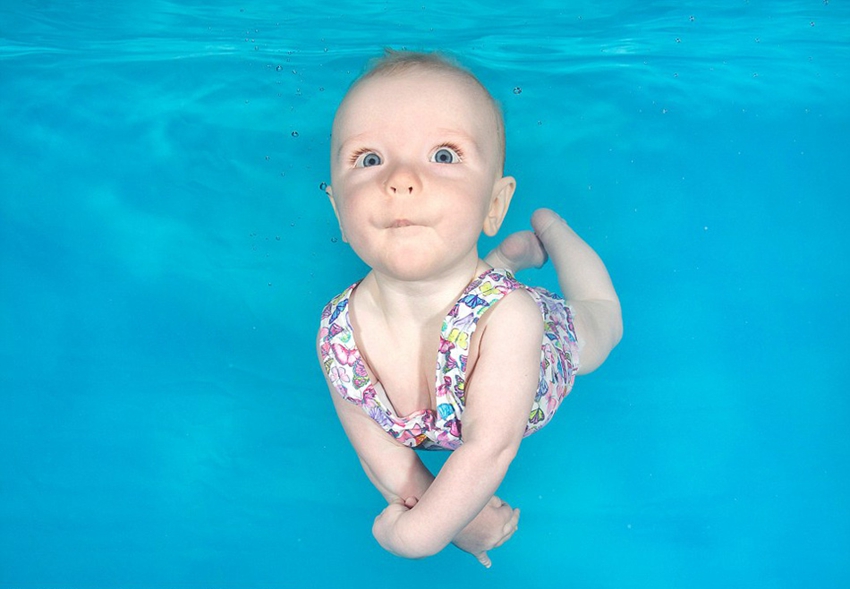 Fotos cómicas de los bebés dentro del agua