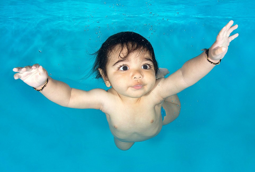 Fotos cómicas de los bebés dentro del agua