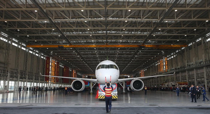 Primer gran avión de pasajeros de fabricación china sale de línea de montaje 