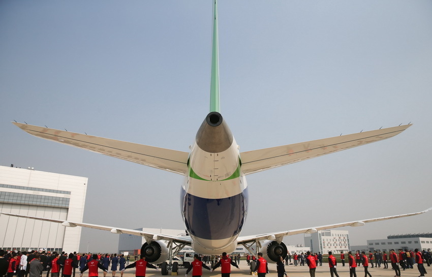 Primer gran avión de pasajeros de fabricación china sale de línea de montaje 