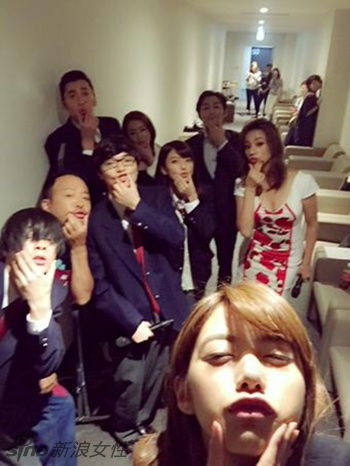 Selfies de las chicas japonesas jóvenes 