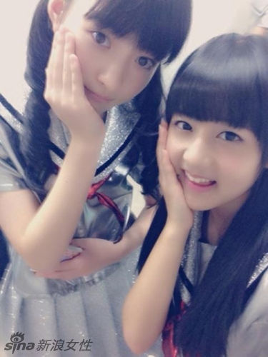 Selfies de las chicas japonesas jóvenes 
