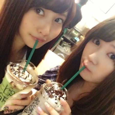 Selfies de las chicas japonesas jóvenes 