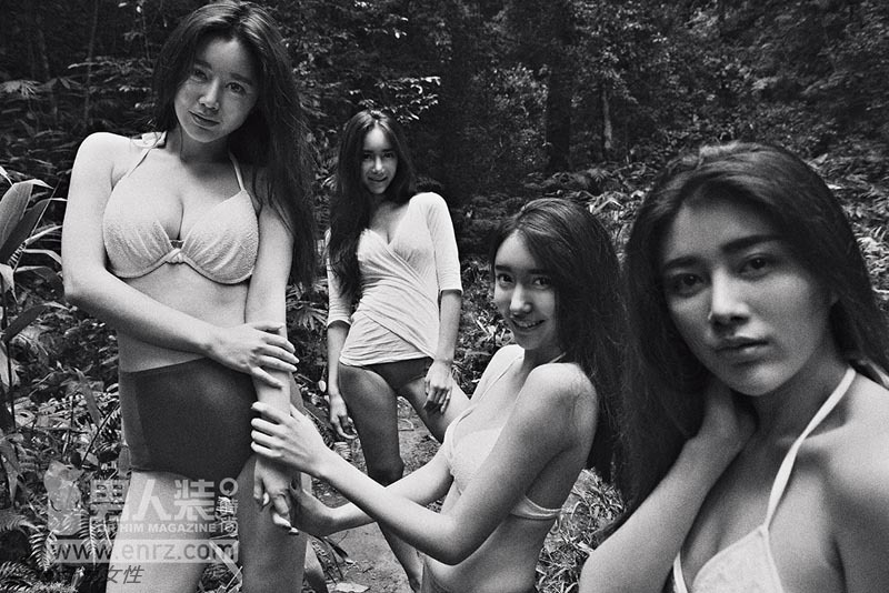 Modelos chinos posan en bosque para revista de hombre