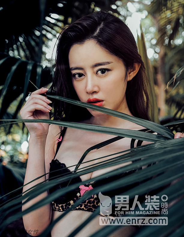 Modelos chinos posan en bosque para revista de hombre