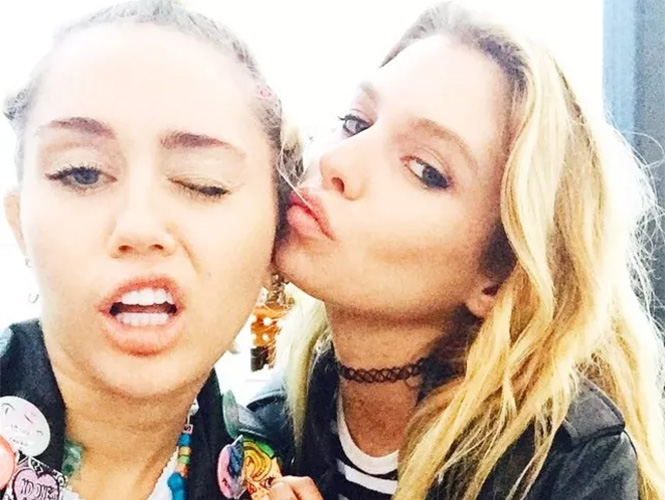 Modelo Stella Maxwell, la novia de Miley Cyrus, se desnuda2