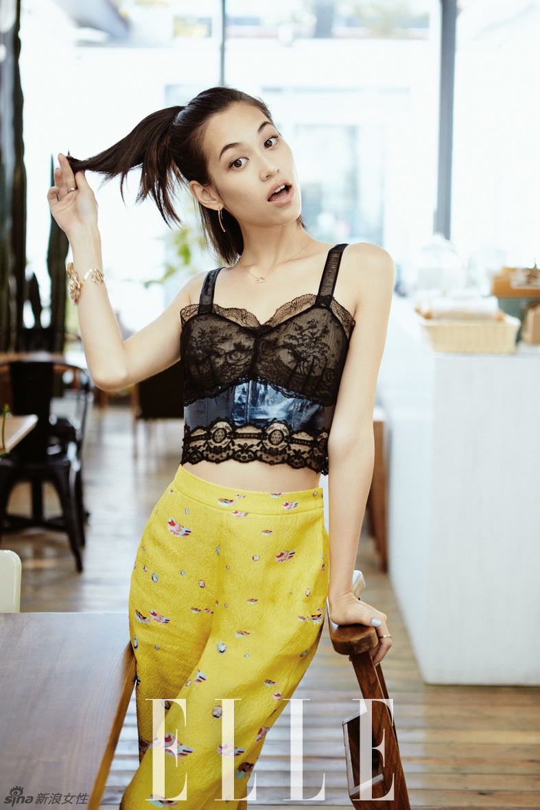 Joven modelo japonesa Kiko Mizuhara posa para revista