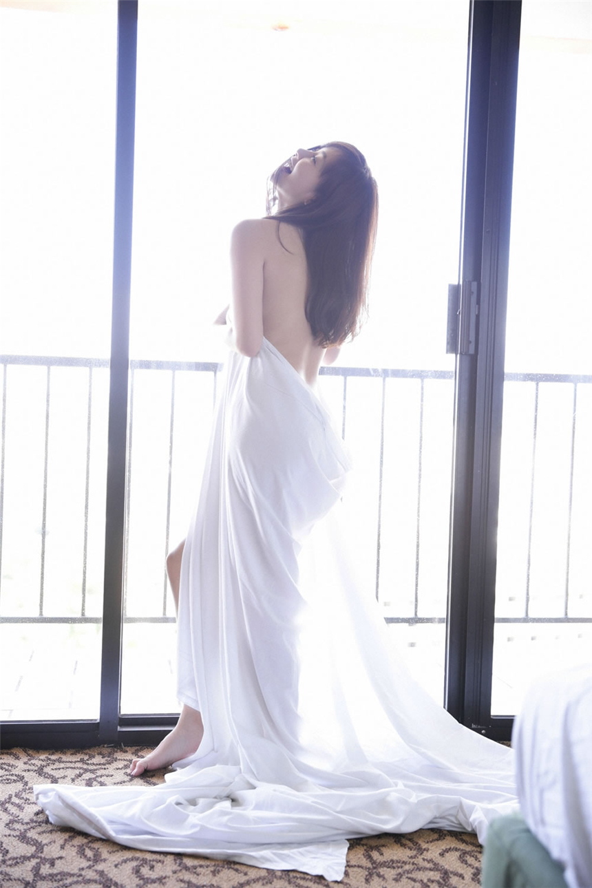Nuevas fotos de la japonesa Sugihara Anri posando semidesnuda