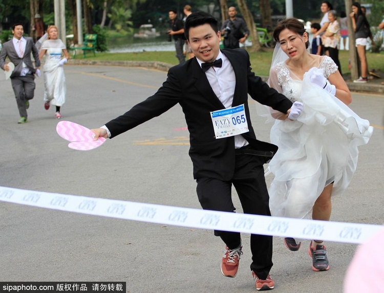 Cientos novias bonitas de Bangkok participan carrera en las calles