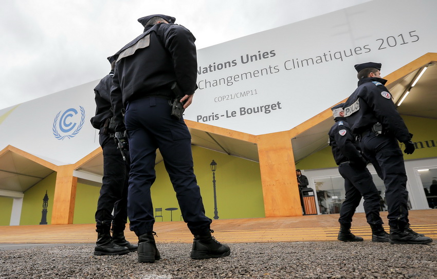 Policía francesa se enfrenta a manifestantes en vísperas de COP21 