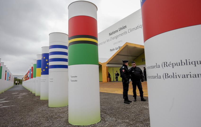 Policía francesa se enfrenta a manifestantes en vísperas de COP21 