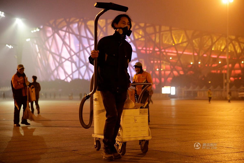 Hombre transforma el smog de Beijing en ladrillos para la construcción2