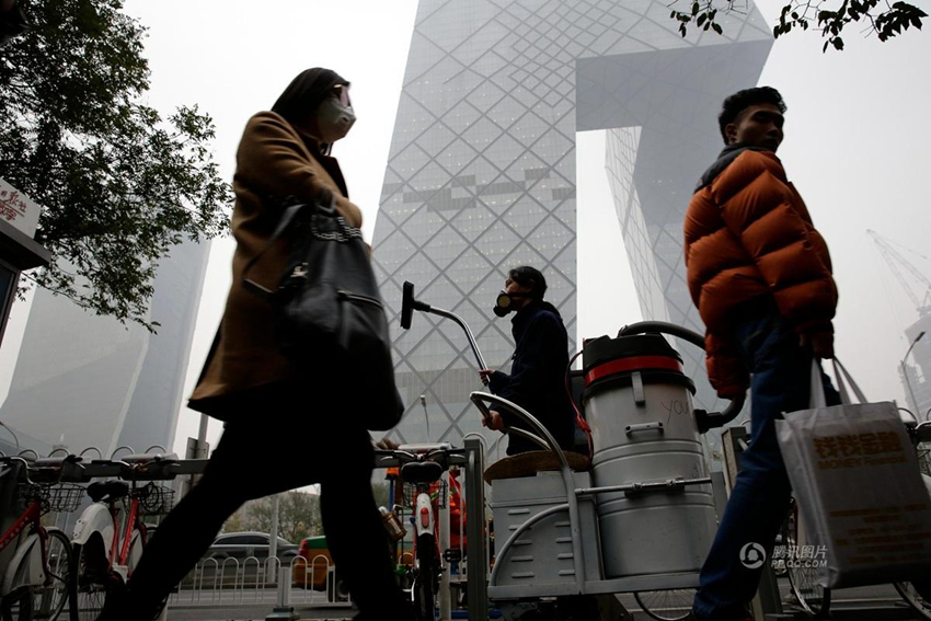 Hombre transforma el smog de Beijing en ladrillos para la construcción3