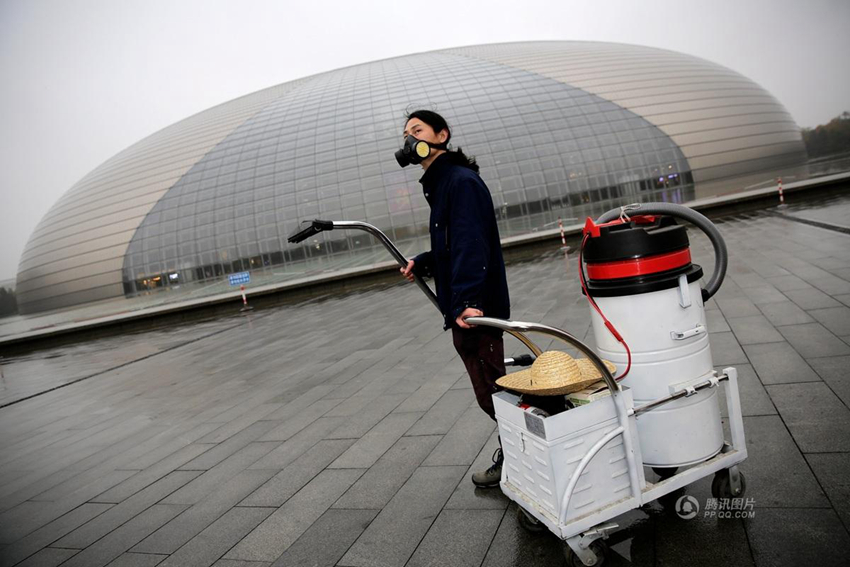 Hombre transforma el smog de Beijing en ladrillos para la construcción4