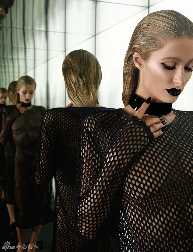 Paris Hilton se desnuda para revista posando su sexy espalda3