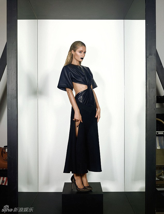 Paris Hilton se desnuda para revista posando su sexy espalda5