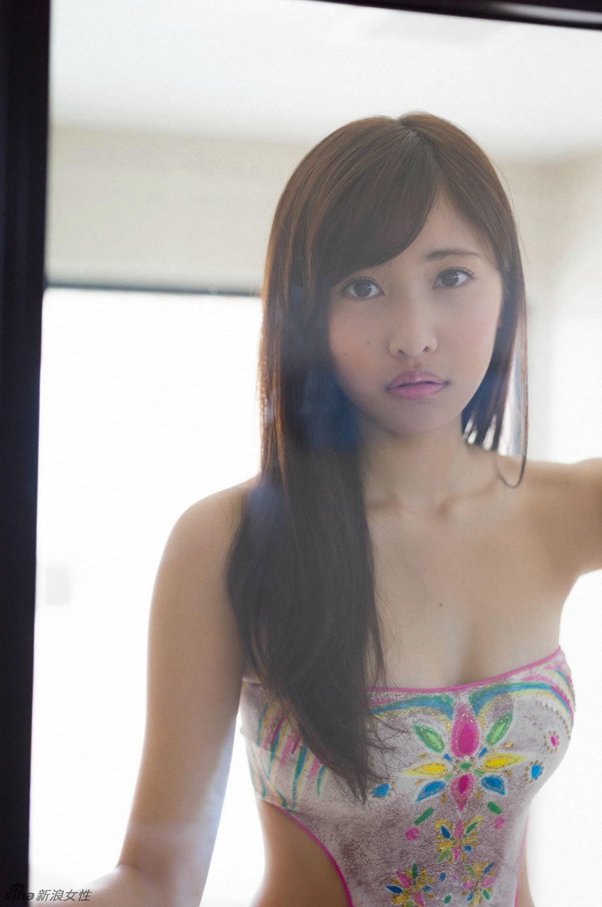 Estrella japonesa Sano Hinako posa sexy en bikini