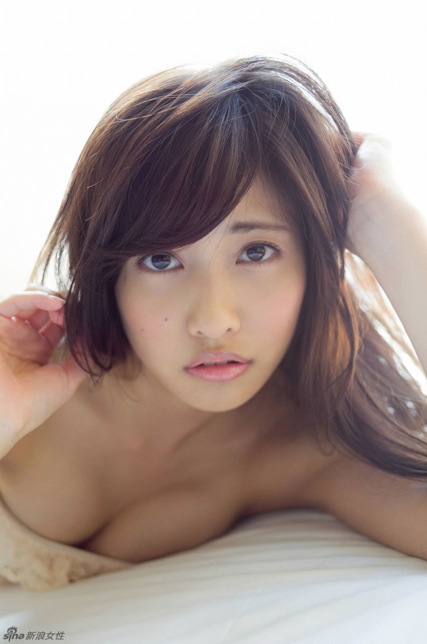 Estrella japonesa Sano Hinako posa sexy en bikini