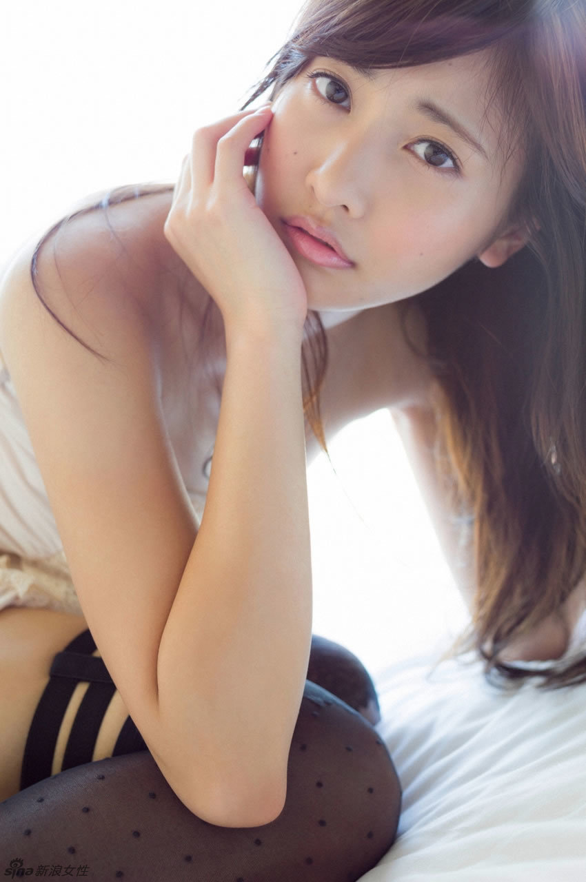 Estrella japonesa Sano Hinako posa sexy en bikini