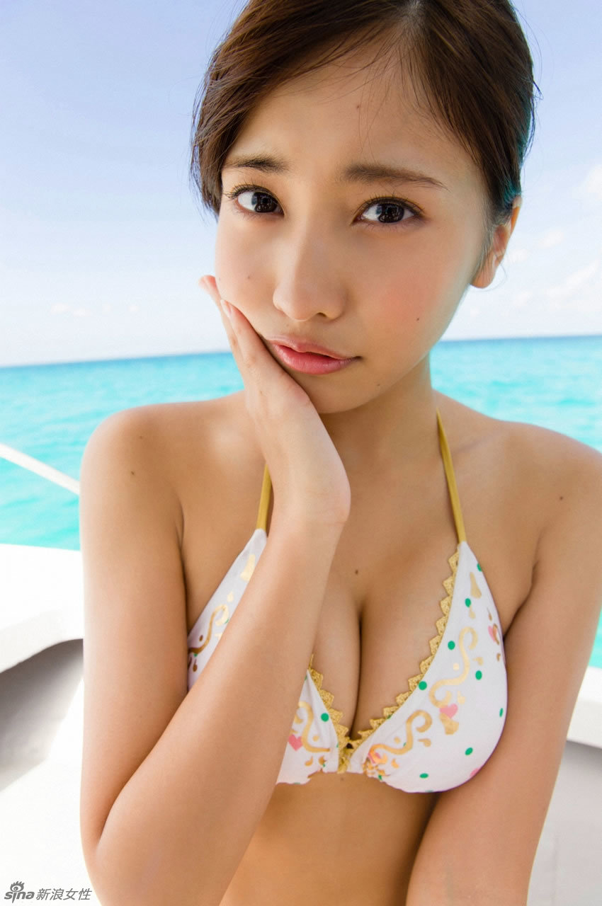 Estrella japonesa Sano Hinako posa sexy en bikini