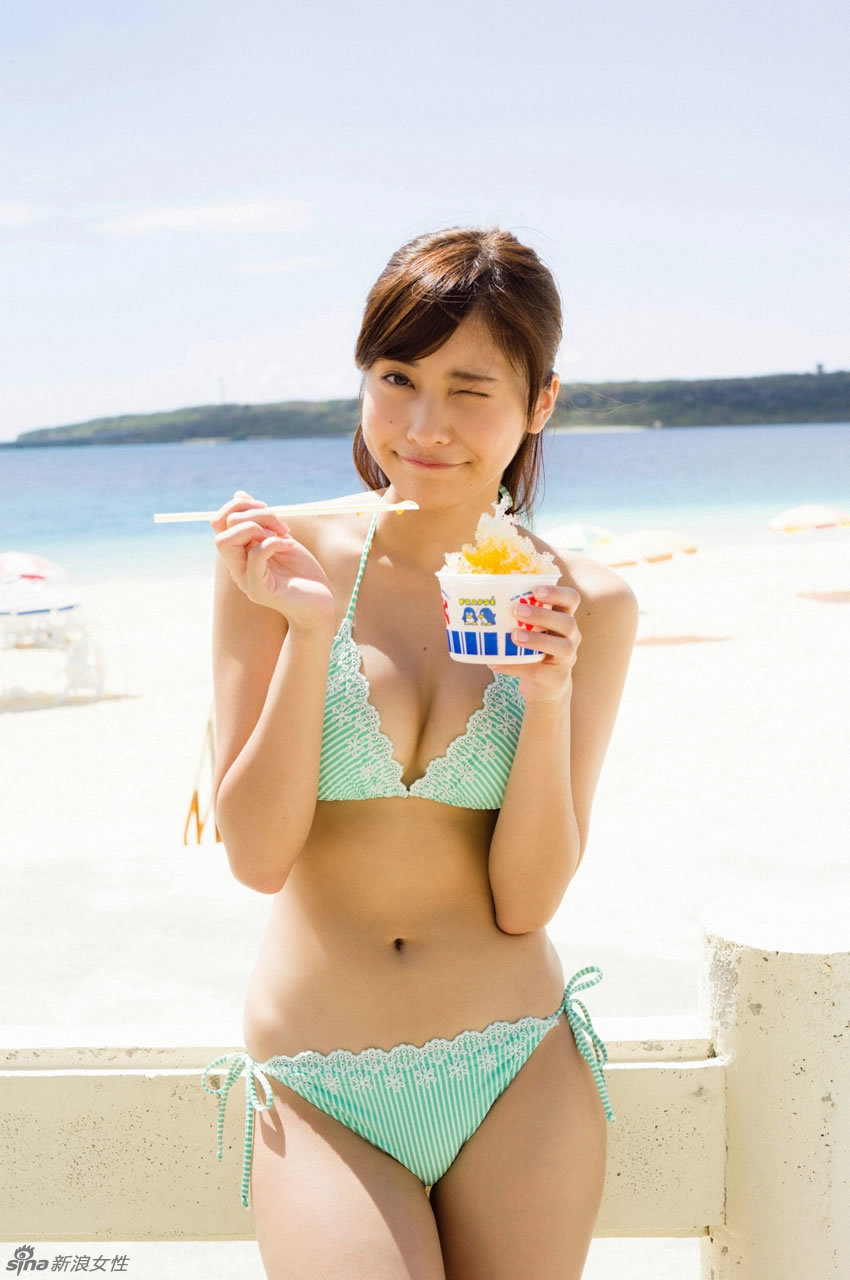 Estrella japonesa Sano Hinako posa sexy en bikini