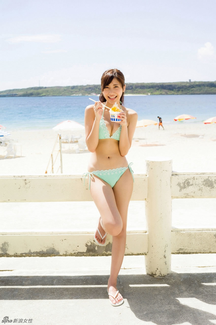 Estrella japonesa Sano Hinako posa sexy en bikini