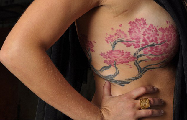 Mujer con cáncer recupera confianza por tatuar sakura en el pecho falso