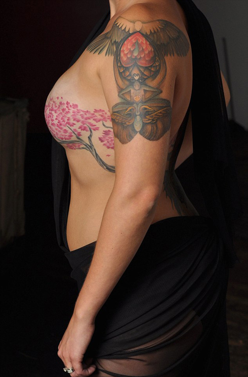 Mujer con cáncer recupera confianza por tatuar sakura en el pecho falso