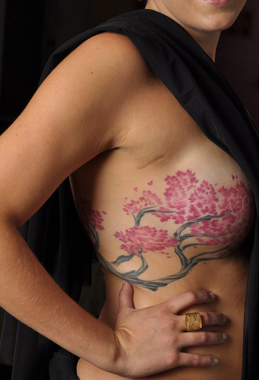Mujer con cáncer recupera confianza por tatuar sakura en el pecho falso