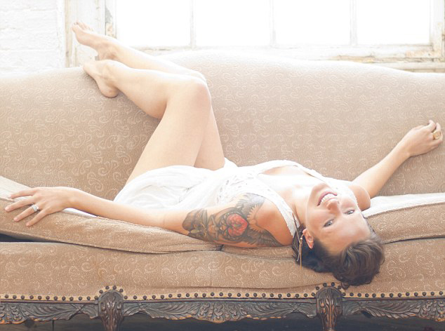 Mujer con cáncer recupera confianza por tatuar sakura en el pecho falso