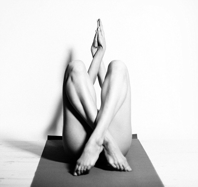  Fotos populares en Instagram de una modelo haciendo yoga desnudamente