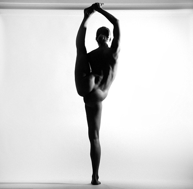  Fotos populares en Instagram de una modelo haciendo yoga desnudamente