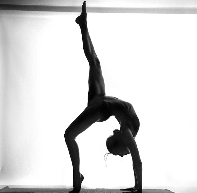  Fotos populares en Instagram de una modelo haciendo yoga desnudamente