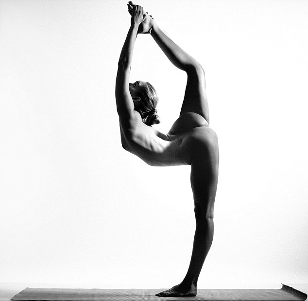  Fotos populares en Instagram de una modelo haciendo yoga desnudamente
