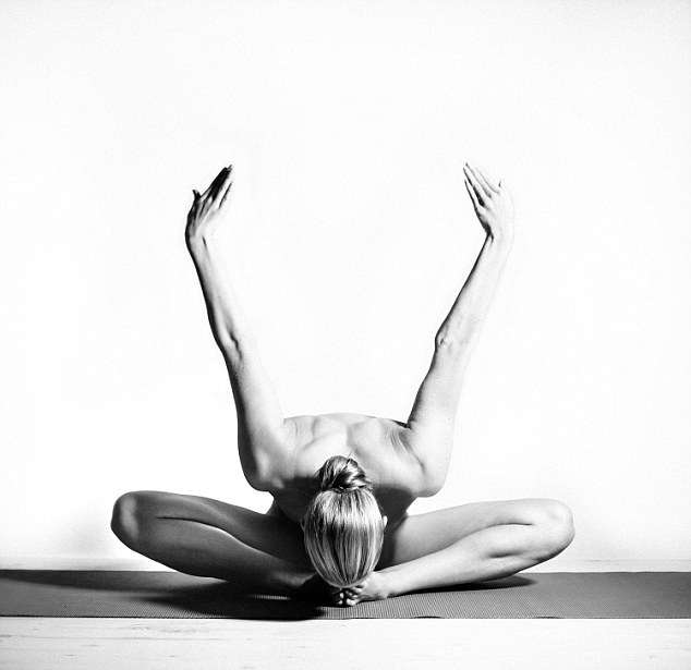  Fotos populares en Instagram de una modelo haciendo yoga desnudamente